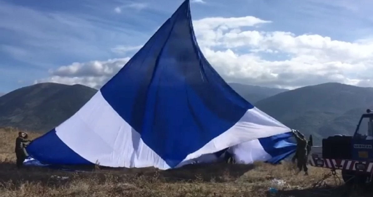 Ιωάννινα: Yψώθηκε η μεγαλύτερη γαλανόλευκη σημαία που έχει κατασκευαστεί πότε (βίντεο)